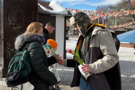 Рязанские коммунисты 8 марта поздравили жительниц города с Международным женским днём