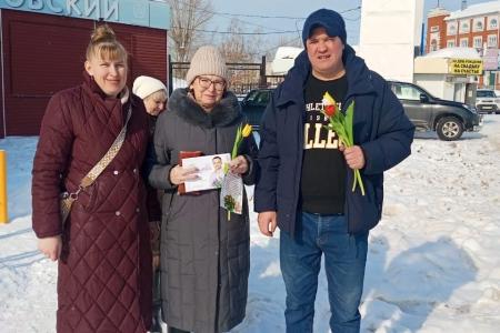 Коммунисты Марий Эл поздравили прекрасных дам с 8 Марта