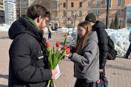 Рязанские коммунисты 8 марта поздравили жительниц города с Международным женским днём