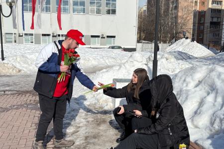 Рязанские коммунисты 8 марта поздравили жительниц города с Международным женским днём