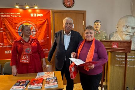 В преддверии Международного женского дня лидер севастопольских коммунистов поздравил местный актив РО ООД «ВЖС-Надежда России» с наступающим праздником