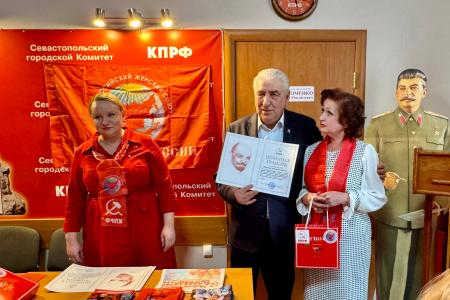 В преддверии Международного женского дня лидер севастопольских коммунистов поздравил местный актив РО ООД «ВЖС-Надежда России» с наступающим праздником