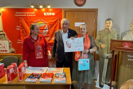 В преддверии Международного женского дня лидер севастопольских коммунистов поздравил местный актив РО ООД «ВЖС-Надежда России» с наступающим праздником