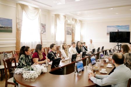 В Воронеже Сергей Гаврилов поздравил с 8 Марта   женщин-авиастроителей
