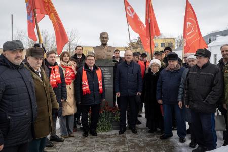 Н.Н. Иванов принял участие в церемонии возложения венков и цветов к бюсту И.В. Сталина в Троснянском районе Орловской области
