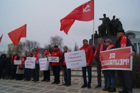 17 марта волгоградские коммунисты возложили алые гвоздики к знаку «Серп и молот»