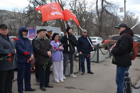 Астраханские коммунисты возложили цветы к памятнику И.В. Сталину