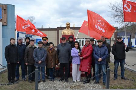 Астраханские коммунисты возложили цветы к памятнику И.В. Сталину