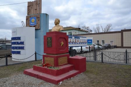 Астраханские коммунисты возложили цветы к памятнику И.В. Сталину
