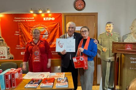 В преддверии Международного женского дня лидер севастопольских коммунистов поздравил местный актив РО ООД «ВЖС-Надежда России» с наступающим праздником