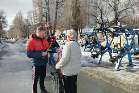 Саратовские коммунисты поздравили жительниц Саратова с 8 марта