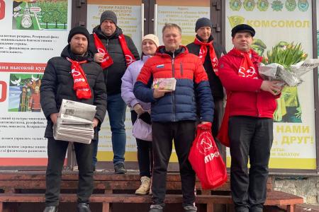 Саратовские коммунисты поздравили жительниц Саратова с 8 марта