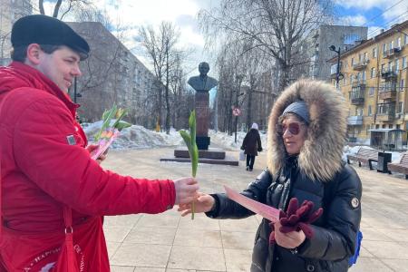 Саратовские коммунисты поздравили жительниц Саратова с 8 марта