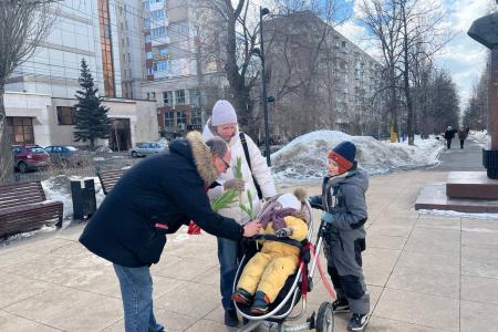 Саратовские коммунисты поздравили жительниц Саратова с 8 марта
