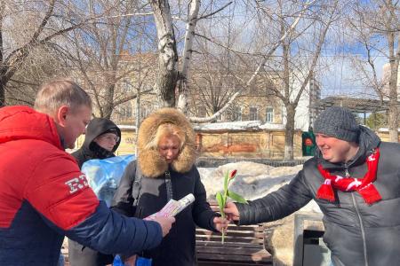 Саратовские коммунисты поздравили жительниц Саратова с 8 марта