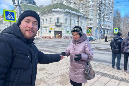 Саратовские коммунисты поздравили жительниц Саратова с 8 марта