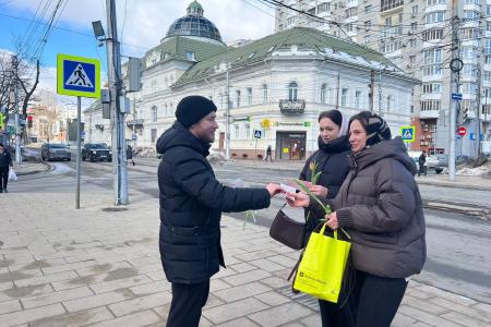 Саратовские коммунисты поздравили жительниц Саратова с 8 марта