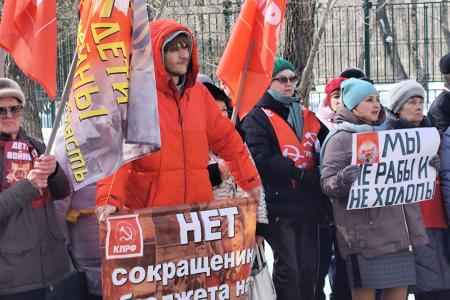 В Тюмени прошел массовый митинг КПРФ против роста тарифов ЖКХ