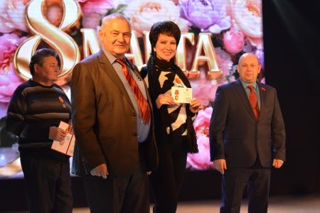 Коммунисты наградили памятной медалью Дом офицеров Забайкальского края
