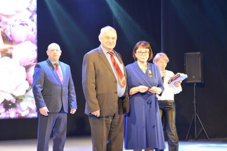 Коммунисты наградили памятной медалью Дом офицеров Забайкальского края