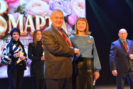 Коммунисты наградили памятной медалью Дом офицеров Забайкальского края