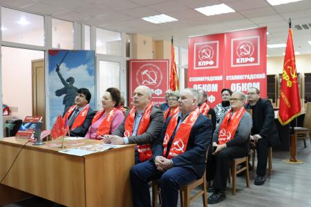 17 марта волгоградские коммунисты возложили алые гвоздики к знаку «Серп и молот»