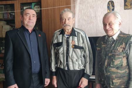 Коммунисты Забайкалья наградили ветерана медалью «Дети войны»