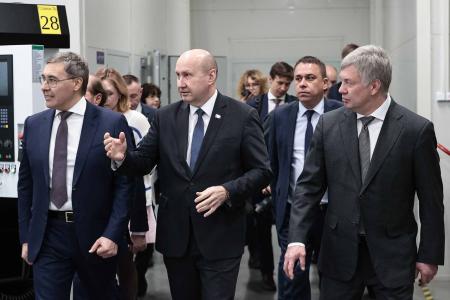 При участии сенатора Айрата Гибатдинова министр науки и высшего образования РФ Валерий Фальков и губернатор Ульяновской области Алексей Русских провели совещание по развитию науки и кадров ОПК
