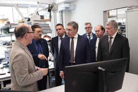 При участии сенатора Айрата Гибатдинова министр науки и высшего образования РФ Валерий Фальков и губернатор Ульяновской области Алексей Русских провели совещание по развитию науки и кадров ОПК