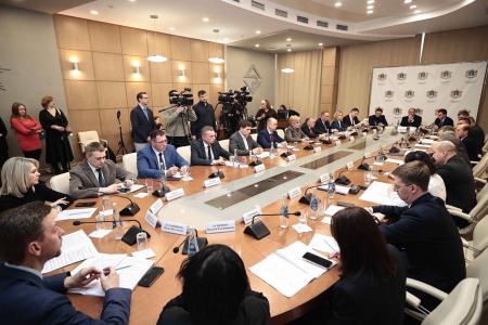 При участии сенатора Айрата Гибатдинова министр науки и высшего образования РФ Валерий Фальков и губернатор Ульяновской области Алексей Русских провели совещание по развитию науки и кадров ОПК