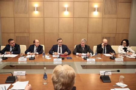 При участии сенатора Айрата Гибатдинова министр науки и высшего образования РФ Валерий Фальков и губернатор Ульяновской области Алексей Русских провели совещание по развитию науки и кадров ОПК