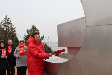 17 марта волгоградские коммунисты возложили алые гвоздики к знаку «Серп и молот»