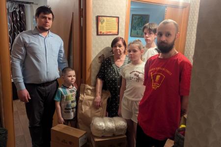 По поручению депутата Госдумы Сергея Гаврилова  малоимущим семьям Воронежа комсомольцы привезли продукты