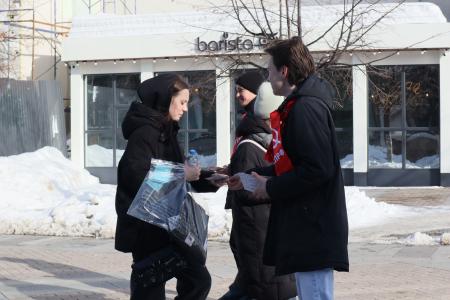 В центре Пензы активисты Ленинского комсомола и КПРФ поздравили девушек с Международным женским днём