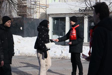 В центре Пензы активисты Ленинского комсомола и КПРФ поздравили девушек с Международным женским днём