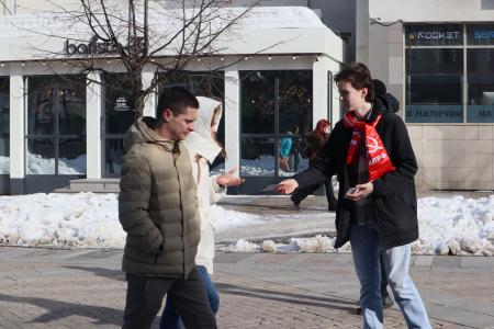 В центре Пензы активисты Ленинского комсомола и КПРФ поздравили девушек с Международным женским днём