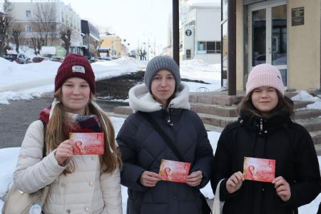 В центре Пензы активисты Ленинского комсомола и КПРФ поздравили девушек с Международным женским днём