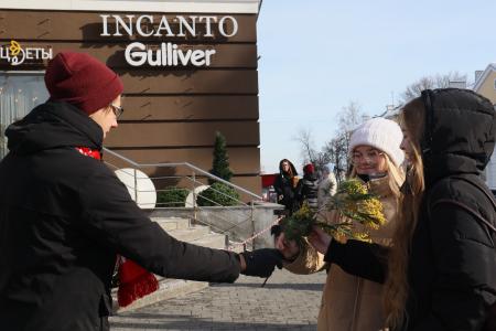В центре Пензы активисты Ленинского комсомола и КПРФ поздравили девушек с Международным женским днём