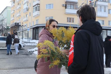 В центре Пензы активисты Ленинского комсомола и КПРФ поздравили девушек с Международным женским днём