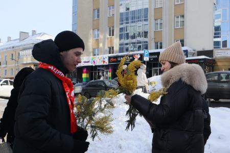 В центре Пензы активисты Ленинского комсомола и КПРФ поздравили девушек с Международным женским днём