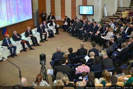 Г.А. Зюганов выступил в Госдуме на круглом столе по теме: «Законодательное регулирование и правоприменение в лесном комплексе Российской Федерации»