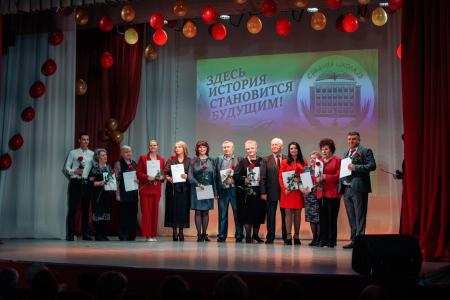 Развития, процветания и новых успехов! В Смоленске отметили юбилей школы, которой руководит коммунист Степан Емельянов