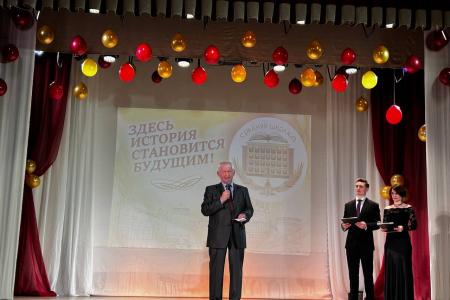 Развития, процветания и новых успехов! В Смоленске отметили юбилей школы, которой руководит коммунист Степан Емельянов