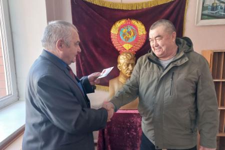 Первый секретарь крайкома КПРФ Юрий Гайдук наградил атамана Забайкальского казачьего войска памятной медалью