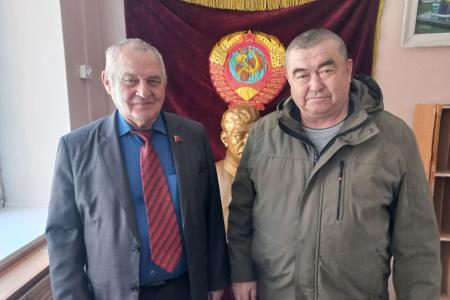 Первый секретарь крайкома КПРФ Юрий Гайдук наградил атамана Забайкальского казачьего войска памятной медалью