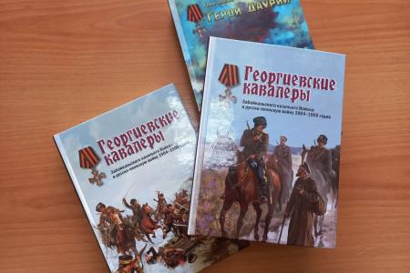 Первый секретарь крайкома КПРФ Юрий Гайдук наградил атамана Забайкальского казачьего войска памятной медалью