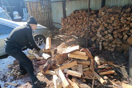 Забайкальские комсомольцы-добровольцы помогли по хозяйству инвалиду-участнику СВО