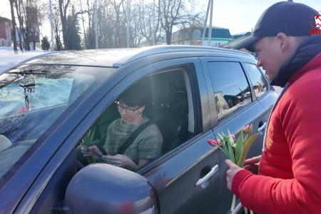 В городе Жуков Калужской области коммунисты и комсомольцы поздравили женщин-автолюбителей с Международный женским днём