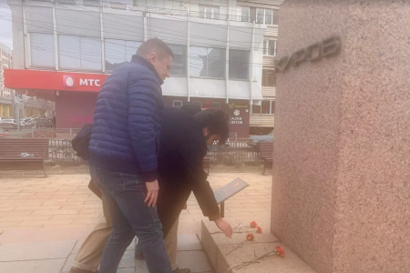 Саратовские коммунисты возложили цветы к памятнику С.М. Кирову, отдав дань глубокого уважения его памяти