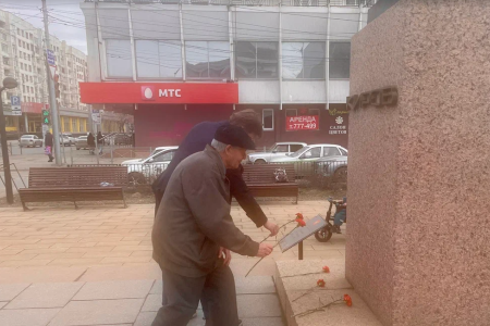 Саратовские коммунисты возложили цветы к памятнику С.М. Кирову, отдав дань глубокого уважения его памяти
